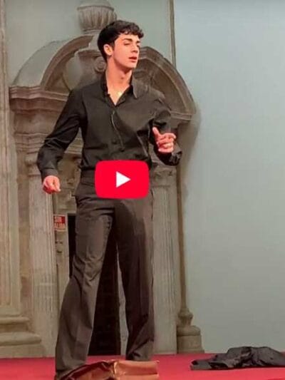 captura de un vídeo donde un joven hace una exposición oral